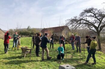 les ambassadeurs apprennent à construire un dôme en osier