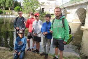 l'équipe de pêcheur au camp pêche