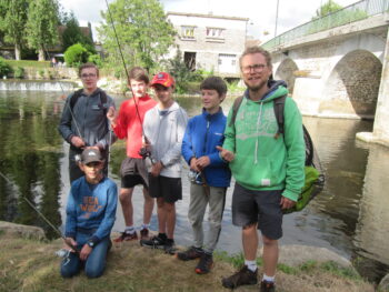 l'équipe de pêcheur au camp pêche