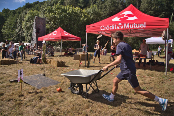 Un garçon sur le concours brouette