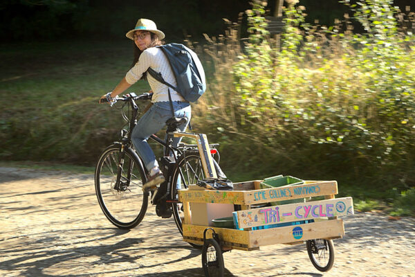 Fanny conduit le tri-cycle : le vélo du tri sélectif