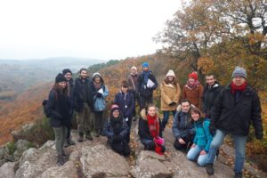 Les participant-e-s à la sortie lichens, dont Evelyne, Laurent et Manon du CPIE