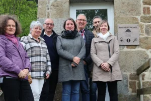 Les élus devant le nouveau panneau d'entrée de la Maison du paysage